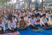 Bupati Sampang bersama ribuan warga saat Shalat Idul Fitri 1447 H di Pendopo Trunojoyo, Sabtu (21/03/2026). (Foto Dok Ho/RadarBangsa.co.id)
