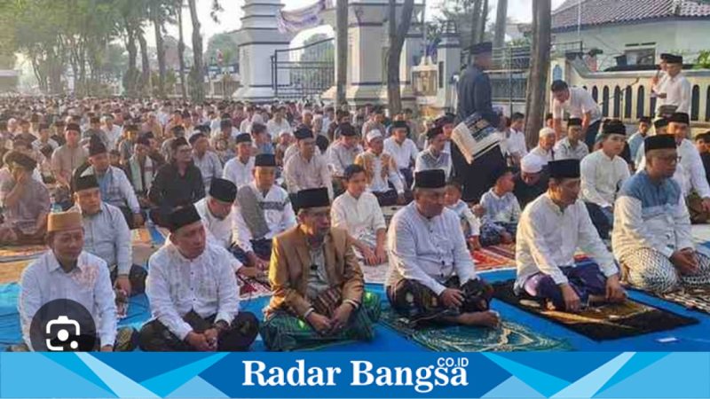 Bupati Sampang bersama ribuan warga saat Shalat Idul Fitri 1447 H di Pendopo Trunojoyo, Sabtu (21/03/2026). (Foto Dok Ho/RadarBangsa.co.id)