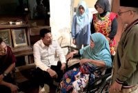 Bupati Sidoarjo Subandi saat meninjau dan menyerahkan bantuan kepada warga di Kecamatan Sukodono, Sabtu (25/4/2026). (Foto Dok Ho/RadarBangsa.co.id)
