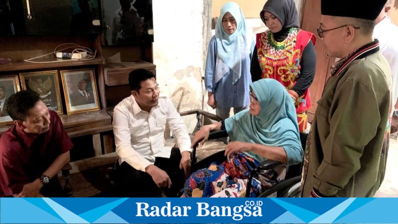 Bupati Sidoarjo Subandi saat meninjau dan menyerahkan bantuan kepada warga di Kecamatan Sukodono, Sabtu (25/4/2026). (Foto Dok Ho/RadarBangsa.co.id)