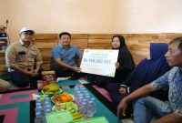 Bupati Sidoarjo H. Subandi menyerahkan santunan kepada keluarga korban di Taman, Sabtu (11/4/2026). (Foto Dok Ho/RadarBangsa.co.id)