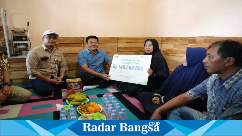 Bupati Sidoarjo H. Subandi menyerahkan santunan kepada keluarga korban di Taman, Sabtu (11/4/2026). (Foto Dok Ho/RadarBangsa.co.id)