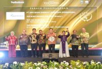 Bupati Lamongan Yuhronur Efendi menerima penghargaan Top Pembina BUMD 2026, Senin (13/4). (Foto Dok Ho/RadarBangsa.co.id)