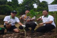 Kapolres Pelalawan pimpin patroli green policing dan penanaman pohon di Pangkalan Kuras, Kamis (23/4/2026). (Foto Dok Ho/RadarBangsa.co.id)