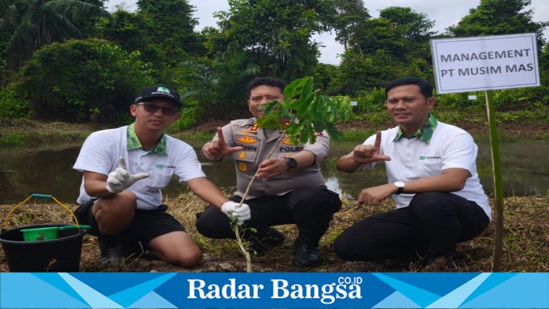 Kapolres Pelalawan pimpin patroli green policing dan penanaman pohon di Pangkalan Kuras, Kamis (23/4/2026). (Foto Dok Ho/RadarBangsa.co.id)