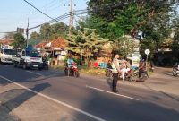 Personel Polsek Tikung mengatur arus kendaraan saat Commander Wish, Kamis 16 April 2026. (Foto Dok Ho/RadarBangsa.co.id)