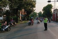 Petugas Polsek Tikung saat mengatur lalu lintas pagi, Selasa (21/4/2026). (Foto Dok Ho/RadarBangsa.co.id)