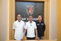 Petugas Satreskrim Polres Pamekasan saat ungkap kasus pemerkosaan, Rabu (8/4/2026). (Foto Dok Ho/RadarBangsa.co.id)