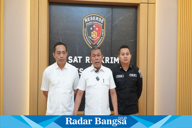 Petugas Satreskrim Polres Pamekasan saat ungkap kasus pemerkosaan, Rabu (8/4/2026). (Foto Dok Ho/RadarBangsa.co.id)