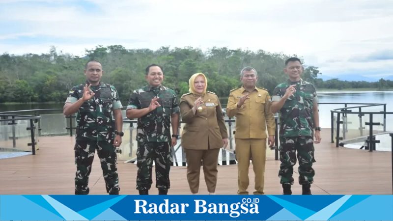 Danrem 044/Gapo bersama Bupati Musi Rawas saat meninjau marshalling area, Senin (6/4/2026). (Foto Dok Ho/RadarBangsa.co.id)