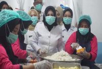 Wabup Sidoarjo meninjau dapur SPPG di Kecamatan Tarik untuk cek kebersihan dan standar fasilitas. (Foto Dok Ho/RadarBangsa.co.id, Rabu 15 April 2026)