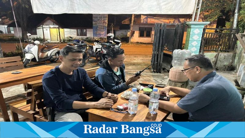 Kapolsek Tikung saat kegiatan Ngopi Kamtibmas bersama warga, Sabtu (25/4/2026). (Foto Dok Ho/RadarBangsa.co.id)
