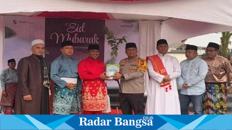 Bupati Pelalawan H Zukri Misran bersama masyarakat saat Sholat Idul Fitri di Pangkalan Kerinci, Sabtu (21/3/2026). (Foto Dok Ho/RadarBangsa.co.id)