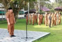 Wakil Bupati Bangkalan memimpin apel pagi dan penyerahan penghargaan ASN purna tugas di halaman Pemkab, Senin (20/04/2026). (Foto Dok Ho/RadarBangsa.co.id)