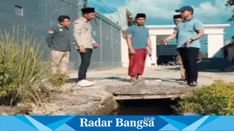 Bupati Bangkalan meninjau drainase dan saung mangrove di Arosbaya, Jumat (24/4/2026). (Foto Dok Ho/RadarBangsa.co.id)