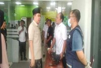 Bupati Jember Muhammad Fawait memberi semangat petugas PMI di IGD RSD dr. Soebandi, Senin (20/4/2026). (Foto Dok Ho/RadarBangsa.co.id)