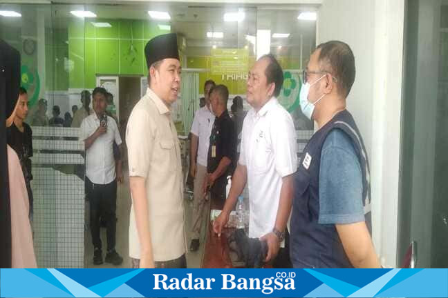 Bupati Jember Muhammad Fawait memberi semangat petugas PMI di IGD RSD dr. Soebandi, Senin (20/4/2026). (Foto Dok Ho/RadarBangsa.co.id)