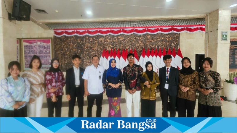 Lia Istifhama saat pengukuhan Duta Parlemen Muda di Surabaya, Senin (27/4). (Foto Dok Ho/RadarBangsa.co.id)