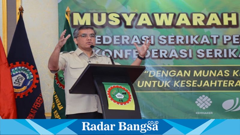 Menaker Yassierli saat membuka Munas FSP Farkes di Jakarta, Kamis (2/4/2026). (Foto Dok Ho/RadarBangsa.co.id)