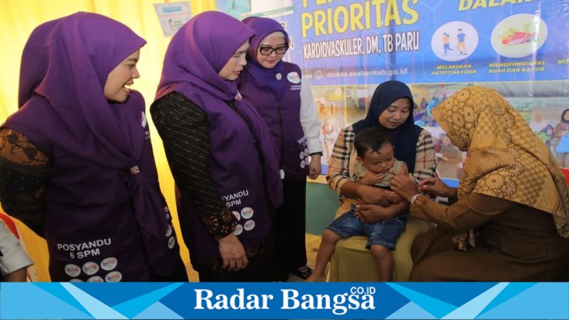 Ketua TP Posyandu Asahan saat meninjau layanan kesehatan di posyandu, Selasa (7/4/2026) (Foto Dok Ho/RadarBangsa.co.id)