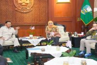 Gubernur Khofifah menerima Kepala Badan Otorita Pantura Jawa di Grahadi, Jumat (24/3). (Foto Dok Ho/RadarBangsa.co.id)