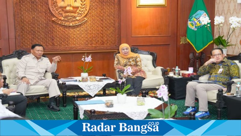 Gubernur Khofifah menerima Kepala Badan Otorita Pantura Jawa di Grahadi, Jumat (24/3). (Foto Dok Ho/RadarBangsa.co.id)