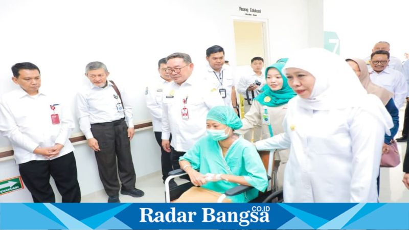 Gubernur Jawa Timur Khofifah Indar Parawansa saat meresmikan Grand Paviliun RSSA Malang, Rabu (22/4/2026). (Foto Dok Ho/RadarBangsa.co.id)