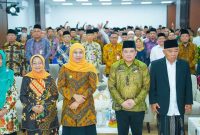 Gubernur Jatim Khofifah Indar Parawansa saat menghadiri penandatanganan PKS antara Badan Pertanahan Nasional Jatim dan Universitas KH. Abdul Chalim, sekaligus penyerahan sertifikat wakaf dan aset Pemprov di Pompes Amanatul Ummah, Surabaya Kamis (9/4).