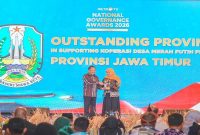 Gubernur Jawa Timur Khofifah Indar Parawansa menerima penghargaan National Governance Awards 2026 di Jakarta, Jumat (24/4). (Foto Dok Ho/RadarBangsa.co.id)