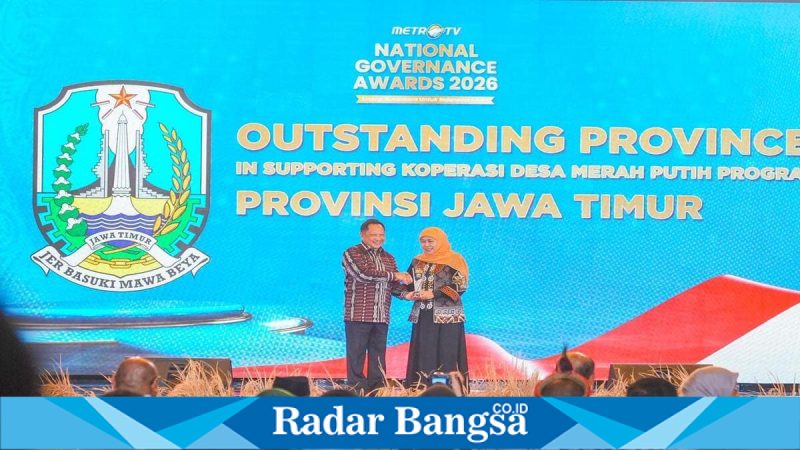 Gubernur Jawa Timur Khofifah Indar Parawansa menerima penghargaan National Governance Awards 2026 di Jakarta, Jumat (24/4). (Foto Dok Ho/RadarBangsa.co.id)