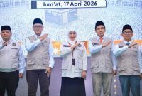 Gubernur Jatim Khofifah Indar Parawansa saat dilantik sebagai Koordinator PPIH Embarkasi Surabaya, Jumat (17/4/2026). (Foto Dok Ho/RadarBangsa.co.id)