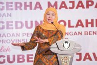 Gubernur Jawa Timur Khofifah Indar Parawansa saat meresmikan Gedung Gerha Majapahit dan Gedung Olahraga BPBD Provinsi Jawa Timur di Kantor BPBD Jatim, Kabupaten Sidoarjo, Kamis (9/4).