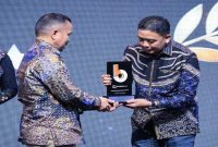 Bupati Jember Gus Fawait menerima penghargaan Tokoh Pengentasan Kemiskinan di Grand City Surabaya, Selasa 21 April 2026. (Foto Dok Ho/RadarBangsa.co.id)