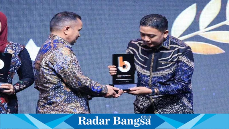 Bupati Jember Gus Fawait menerima penghargaan Tokoh Pengentasan Kemiskinan di Grand City Surabaya, Selasa 21 April 2026. (Foto Dok Ho/RadarBangsa.co.id)
