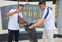Petugas Lapas Semarang saat kegiatan bersih lingkungan, Selasa (31/03). (Foto Dok Ho/RadarBangsa.co.id)
