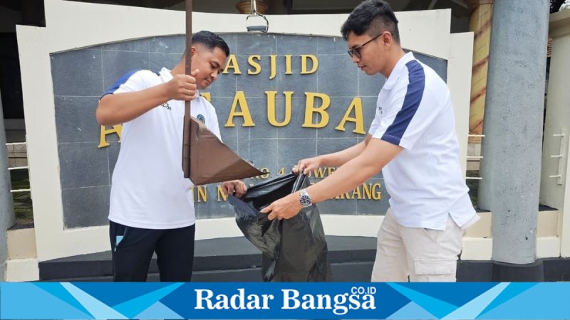 Petugas Lapas Semarang saat kegiatan bersih lingkungan, Selasa (31/03). (Foto Dok Ho/RadarBangsa.co.id)