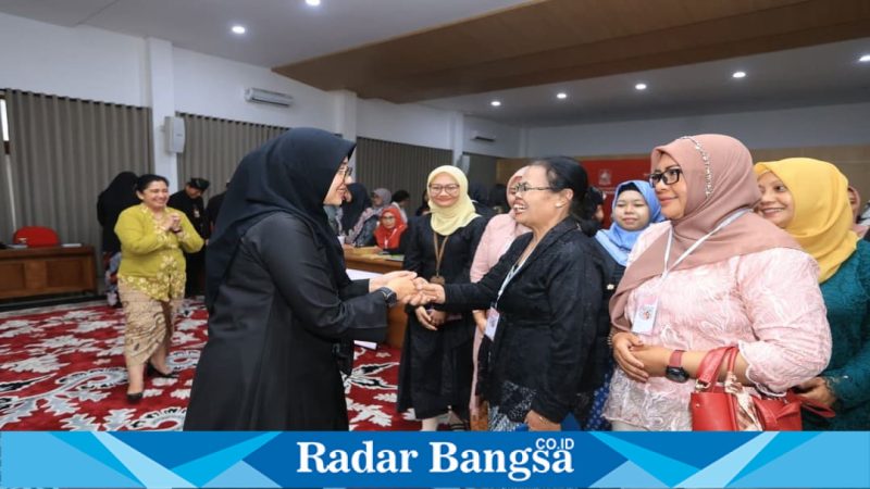 Bupati Banyuwangi Ipuk Fiestiandani saat membuka Rembug Perempuan di Aula Minak Jinggo, Selasa (21/4/2026). (Foto Dok Ho/RadarBangsa.co.id)