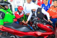 Gubernur Jawa Timur Khofifah Indar Parawansa menyerahkan BBM gratis kepada pengemudi ojol perempuan di Malang, Rabu (22/4/2026). (Foto Dok Ho/RadarBangsa.co.id)