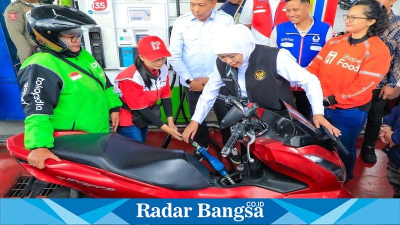 Gubernur Jawa Timur Khofifah Indar Parawansa menyerahkan BBM gratis kepada pengemudi ojol perempuan di Malang, Rabu (22/4/2026). (Foto Dok Ho/RadarBangsa.co.id)
