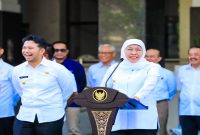 Gubernur Jawa Timur Khofifah Indar Parawansa saat memberikan keterangan terkait Hari Otonomi Daerah di Surabaya, Sabtu (25/04/2026). (Foto Dok Ho/RadarBangsa.co.id)