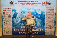 Anggota DPD RI asal Jawa Timur Lia Istifhama saat menerima penghargaan dalam rangka Hari Pers Nasional, Kamis (16/4/2026). (Foto Dok Ho/RadarBangsa.co.id)