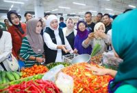Gubernur Jawa Timur Khofifah Indar Parawansa saat Peringatan Hari Konsumen Nasional 2026 di Surabaya, Senin (20/4/2026). (Foto Dok Ho/RadarBangsa.co.id)