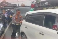 Kasat Lantas bantu warga dorong mobil mogok di Jalan Ceremeh, Selasa (14/04/2026). (Foto Dok Ho/RadarBangsa.co.id)