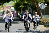 Bupati Banyuwangi Ipuk Fiestiandani bersepeda menuju Kantor Pemkab, Rabu (1/4/2026). (Foto Dok Ho/RadarBangsa.co.id)