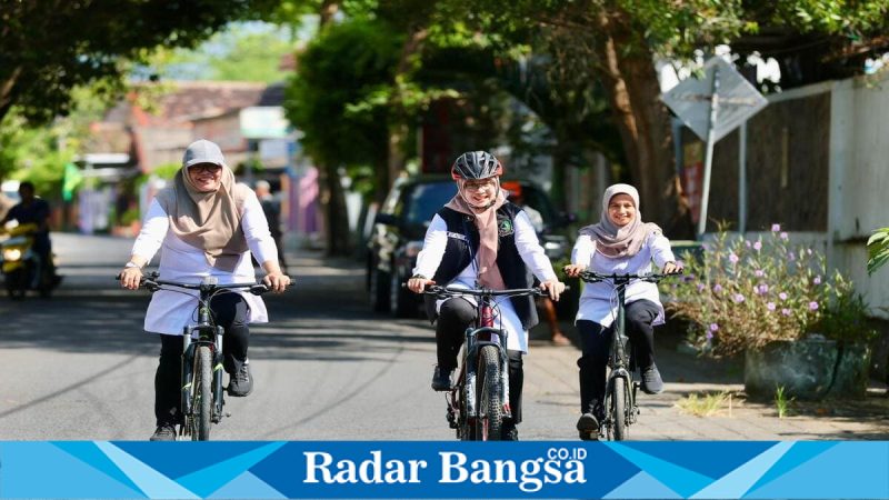 Bupati Banyuwangi Ipuk Fiestiandani bersepeda menuju Kantor Pemkab, Rabu (1/4/2026). (Foto Dok Ho/RadarBangsa.co.id)