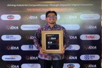 Perwakilan JNE menerima penghargaan Indonesia Digital Innovation Awards 2026 di Jakarta, Kamis (9/4/2026). (Foto Dok Ho/RadarBangsa.co.id)