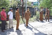 Wabup Sidoarjo Hj. Mimik Idayana meninjau kondisi Jalan Desa Bohar yang rusak parah, Senin (20 April 2026). (Foto Dok Ho/RadarBangsa.co.id)