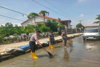 Petugas gabungan membersihkan lumut di jalan Dusun Glumo, Senin (6/4/2026). (Foto Dok Ho/RadarBangsa.co.id)