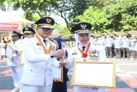 Gubernur Jawa Timur Khofifah menerima penghargaan EPPD 2025 di Kemendagri, Senin (27/4/2026). (Foto Dok Ho/RadarBangsa.co.id)