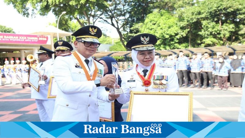 Gubernur Jawa Timur Khofifah menerima penghargaan EPPD 2025 di Kemendagri, Senin (27/4/2026). (Foto Dok Ho/RadarBangsa.co.id)